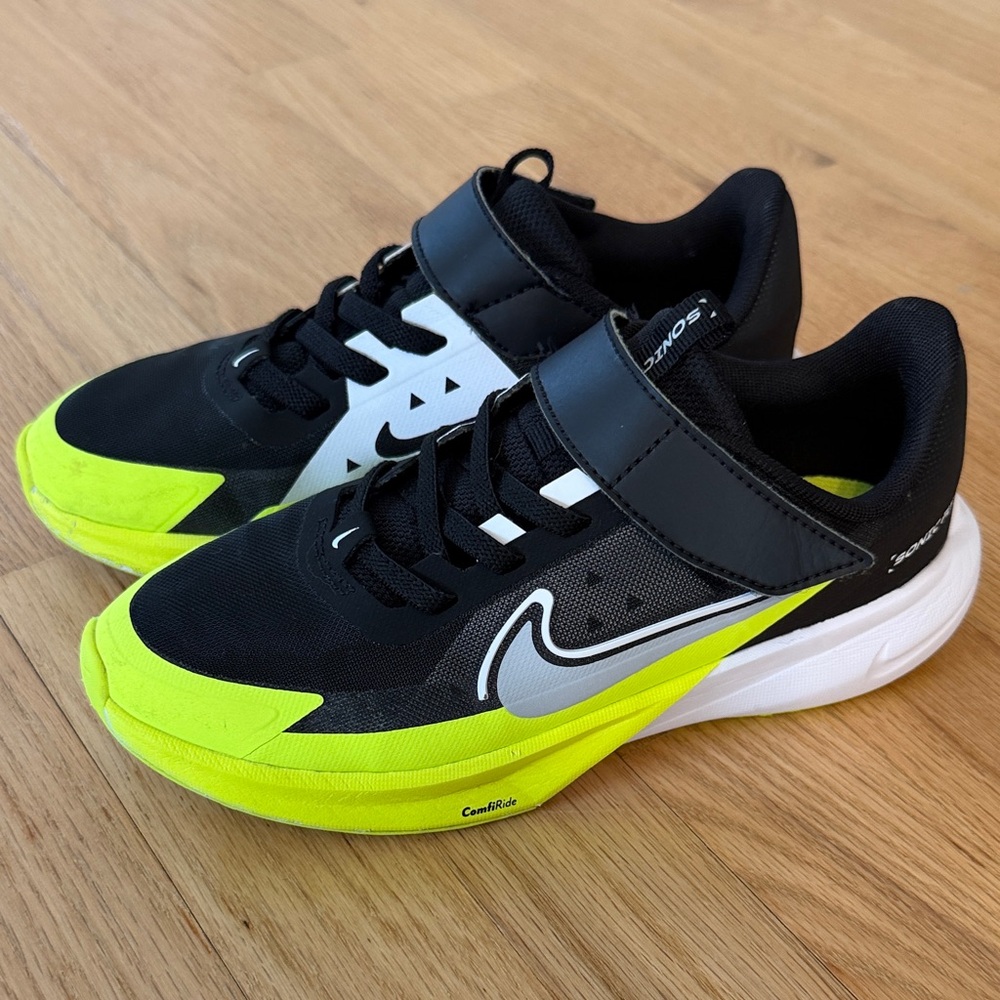 Nike Little Kids Black and Neon Yellow Sonic Fly Sneakers, Size 2